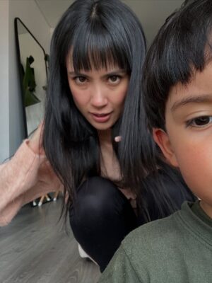 Katherine Escobar Farfan Instagram - 1. No me la creo todavía
2. Amo esta foto y a la niña que estoy abrazando
3. La mujercita que me inspira a ser mejor mujer
4. Creatividad a bordo
5. Todo hace parte del proceso
6. Por fin sentados en el carrito de mercado
7. Abuelita Liz y Joy
8. Abuelito Nico y Leví
9. Las primeras veces de los hijos se convierten en las primeras veces de nuestro niño interior para entenderlos mejor
10. Se metió un intruso en el casting
11. Aprendiendo a disfrutar bajo la lluvia
12. ❤️🩹
13. Libro favorito de mi niña
14. Libro favorito de mi niño
15. 13 años esperando este momento
16. ¿Reconocen a todos los de la foto?
17. El carrete más largo que he subido. Justo y necesario después varios meses sin estar por aquí. Ahora si, la foto 17. Mi Nani, mi gran Nani, mi esposo, mi equipo, el hombre que me gusta.