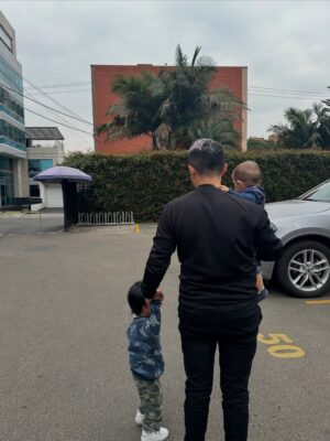 Katherine Escobar Farfan Instagram - 1. No me la creo todavía
2. Amo esta foto y a la niña que estoy abrazando
3. La mujercita que me inspira a ser mejor mujer
4. Creatividad a bordo
5. Todo hace parte del proceso
6. Por fin sentados en el carrito de mercado
7. Abuelita Liz y Joy
8. Abuelito Nico y Leví
9. Las primeras veces de los hijos se convierten en las primeras veces de nuestro niño interior para entenderlos mejor
10. Se metió un intruso en el casting
11. Aprendiendo a disfrutar bajo la lluvia
12. ❤️🩹
13. Libro favorito de mi niña
14. Libro favorito de mi niño
15. 13 años esperando este momento
16. ¿Reconocen a todos los de la foto?
17. El carrete más largo que he subido. Justo y necesario después varios meses sin estar por aquí. Ahora si, la foto 17. Mi Nani, mi gran Nani, mi esposo, mi equipo, el hombre que me gusta.