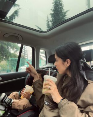 Katherine Escobar Farfan Instagram - Compañerito de mis tardes, compañero de jugos ácidos, compañero en el carro cuando no está papá. 🥤
Silla de carro para bebés y niños Tokio de @carestino.co