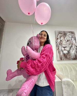 Katherine Escobar Farfan Instagram - La ilusión de ser mamá de una niña está aterrizando, mucho color rosa últimamente, el amor se está extendiendo…
Como diría una amiga: soy como la tía que siempre se lleva los centros de mesa 😂