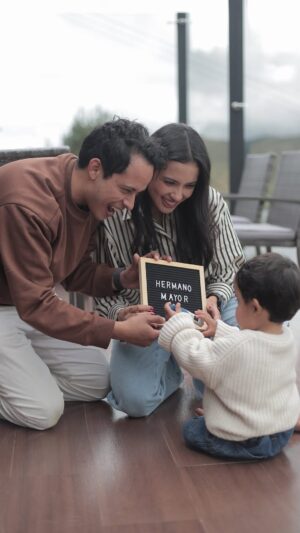 Katherine Escobar Farfan Instagram - Lo que somos y seremos 👨👩👧👦👨👩👦👦
Soñábamos que Leví recibiera el título de hermano mayor. No tenemos todas las respuestas para no enloquecer con 2 hijos si con 1 a veces sentimos que no la logramos Jajajajajaja. Pero, nos esforzamos como papás en estar dispuestos a que nuestros hijos nos sigan transformado en mejores versiones y a construir la actitud para empezar de cero al lado de ellos, pues lo que es conocido y familiar para nosotros para ellos es nuevo y necesitan descubrirlo. La gracia una vez más tocó la puerta de nuestra familia, de nuestro corazón.
Gracias a @clearblue por darnos la certeza con el 99% de precisión.
#publicidad #YoDecidoCuándoYCómo