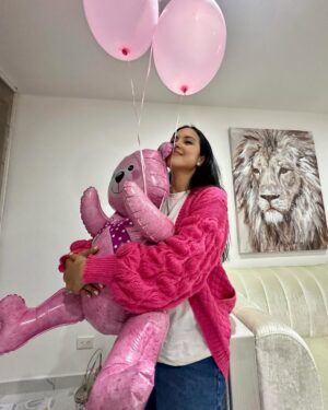 Katherine Escobar Farfan Instagram - La ilusión de ser mamá de una niña está aterrizando, mucho color rosa últimamente, el amor se está extendiendo…
Como diría una amiga: soy como la tía que siempre se lleva los centros de mesa 😂