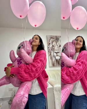 Katherine Escobar Farfan Instagram - La ilusión de ser mamá de una niña está aterrizando, mucho color rosa últimamente, el amor se está extendiendo…
Como diría una amiga: soy como la tía que siempre se lleva los centros de mesa 😂