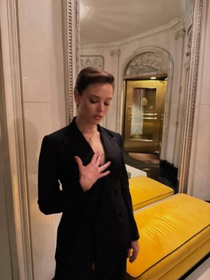 Katherine Langford Instagram - You can always tell a designer loves the women they dress by how you feel wearing their clothes – congratulations @ralphlauren on another timeless collection 🖤