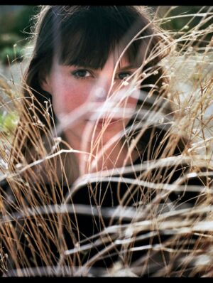 Katja Herbers Instagram - Posting for the algorithm & the great photographer @facts_of_emotions_photography who took all these pics in Santa Fe in 2014 when I was shooting my beloved series MANHATTAN there. Living in a lil flintstones house with a white cat 🐈 xx
