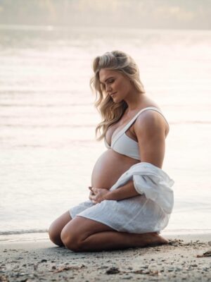 Katrin Tanja Davidsdottir Instagram - 37 weeks of growing you 🤍💫🫶🏼

Photos: @djfalconnn 
Makeup: @sweatwithsoph_