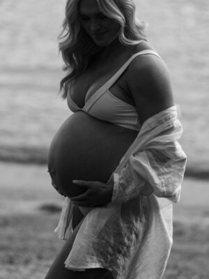 Katrin Tanja Davidsdottir Instagram - 37 weeks of growing you 🤍💫🫶🏼

Photos: @djfalconnn 
Makeup: @sweatwithsoph_