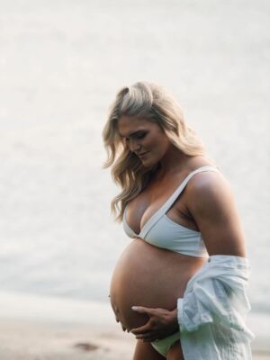 Katrin Tanja Davidsdottir Instagram - 37 weeks of growing you 🤍💫🫶🏼

Photos: @djfalconnn 
Makeup: @sweatwithsoph_