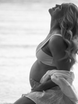 Katrin Tanja Davidsdottir Instagram - 37 weeks of growing you 🤍💫🫶🏼

Photos: @djfalconnn 
Makeup: @sweatwithsoph_