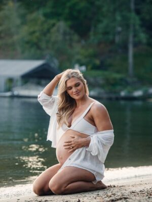 Katrin Tanja Davidsdottir Instagram - 37 weeks of growing you 🤍💫🫶🏼

Photos: @djfalconnn 
Makeup: @sweatwithsoph_