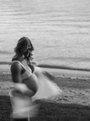 Katrin Tanja Davidsdottir Instagram - 37 weeks of growing you 🤍💫🫶🏼

Photos: @djfalconnn 
Makeup: @sweatwithsoph_