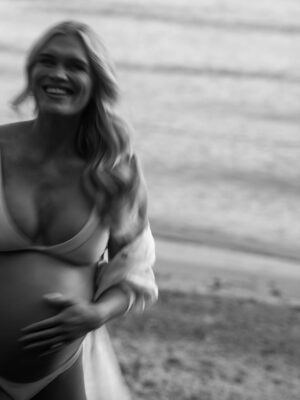 Katrin Tanja Davidsdottir Instagram - 37 weeks of growing you 🤍💫🫶🏼

Photos: @djfalconnn 
Makeup: @sweatwithsoph_