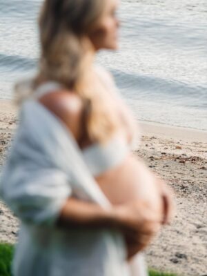 Katrin Tanja Davidsdottir Instagram - 37 weeks of growing you 🤍💫🫶🏼

Photos: @djfalconnn 
Makeup: @sweatwithsoph_