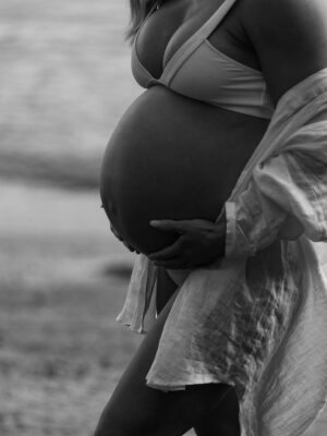 Katrin Tanja Davidsdottir Instagram - 37 weeks of growing you 🤍💫🫶🏼

Photos: @djfalconnn 
Makeup: @sweatwithsoph_