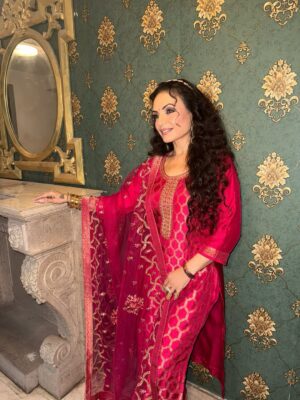 Kavita Ghai Instagram - ✨ This festive season, shine bright, look pretty, and let your jewelry & outfits do the talking. 💫
My beautiful outfits are by @libasindia 😍