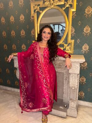 Kavita Ghai Instagram - ✨ This festive season, shine bright, look pretty, and let your jewelry & outfits do the talking. 💫
My beautiful outfits are by @libasindia 😍