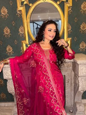 Kavita Ghai Instagram - ✨ This festive season, shine bright, look pretty, and let your jewelry & outfits do the talking. 💫
My beautiful outfits are by @libasindia 😍