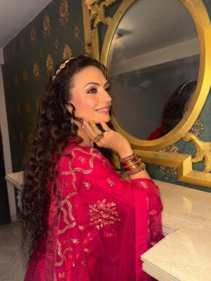 Kavita Ghai Instagram - ✨ This festive season, shine bright, look pretty, and let your jewelry & outfits do the talking. 💫
My beautiful outfits are by @libasindia 😍