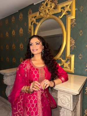 Kavita Ghai Instagram - ✨ This festive season, shine bright, look pretty, and let your jewelry & outfits do the talking. 💫
My beautiful outfits are by @libasindia 😍