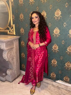 Kavita Ghai Instagram - ✨ This festive season, shine bright, look pretty, and let your jewelry & outfits do the talking. 💫
My beautiful outfits are by @libasindia 😍