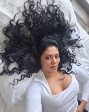 Kavita Kaushik Instagram - For Hair like Medusa use our Hair Masala & Hair Nectar. 
To order visit website www.aparnaauntys.com 
Or WhatsApp team on 9820378775