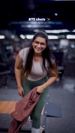 Kaviya Ravichandran Instagram - Behind the scenes🥰 Felt cute might delete later 😛
VC : @theathleticindian @rahul.gullima
CG : @house_of_con_tent
#gym #fit #workout #bts