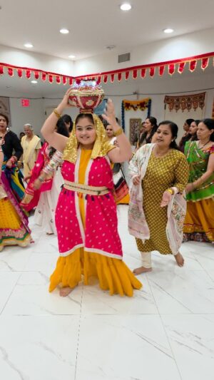 Kavya Ramani Instagram - Navratri no rang, Garabo Mataji ni sang 🌹🪔 #Navratri2025 #HappyNavratri #enjoyinglife💯 #jaimatadi🙏 #garbaqueen #garba #Newyork #thankyouuniverse