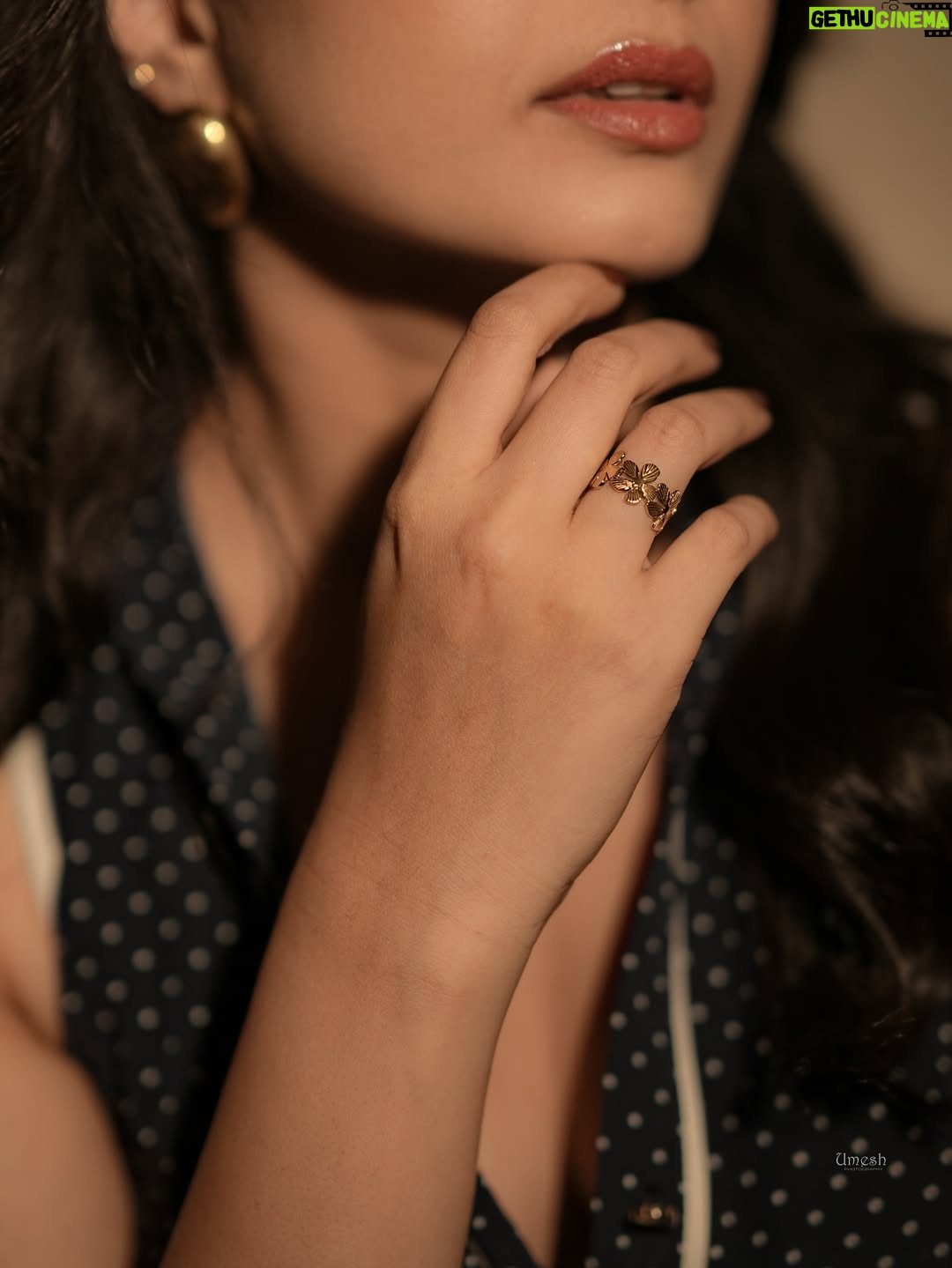 Kavya Shetty - 8.8K Likes - Don’t call me 🤙 ❌

Click @umesh__photography___ 
MakeUp & Hair @kanaka_gowda 
Jewellery @anewu_official 
Location @jwmarriottblrgolfshire