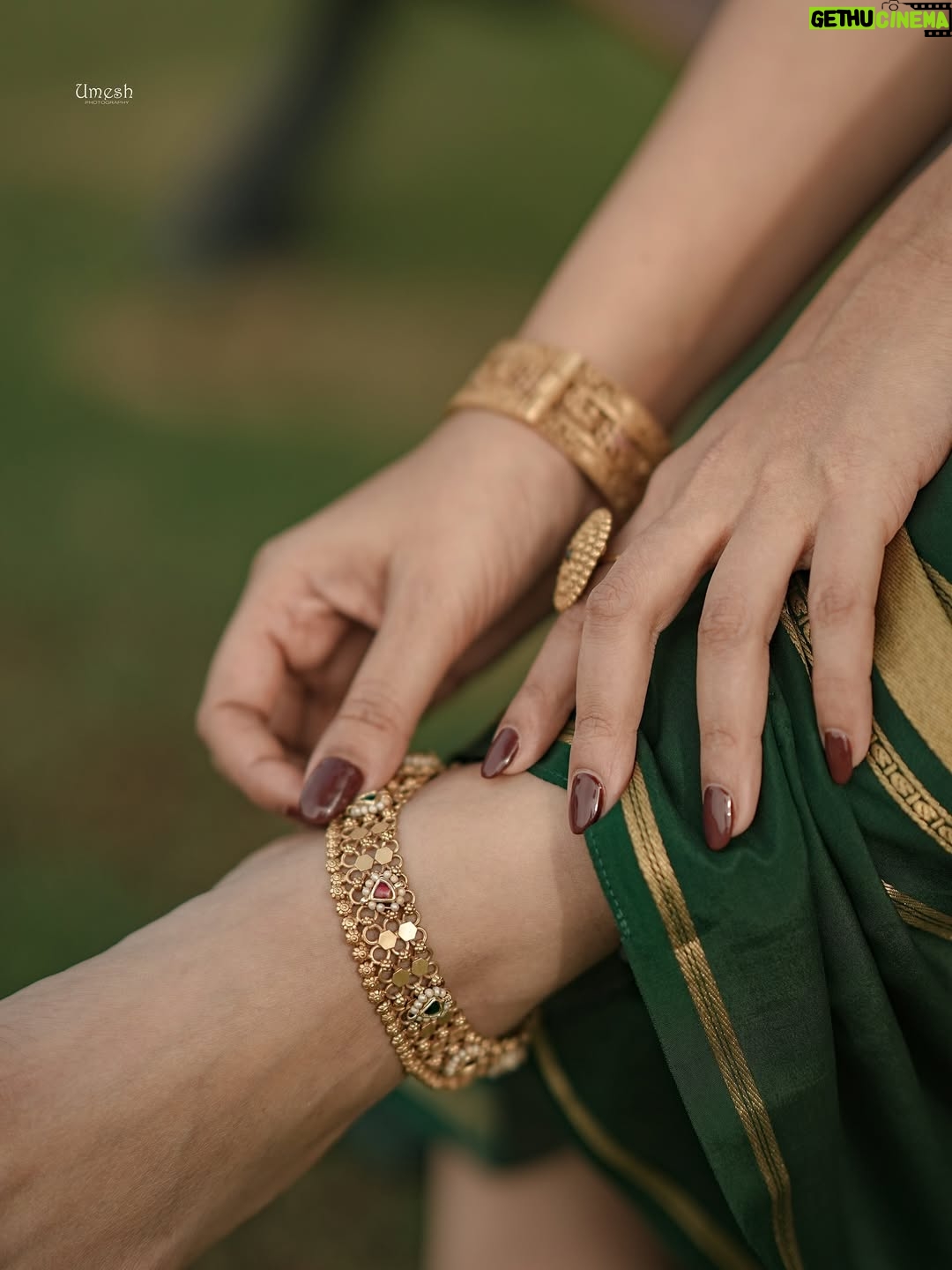 Kavya Shetty - 10K Likes - 💚✨

Click @umesh__photography___ 
MakeUp & Hair @kanaka_gowda 
Jewellery @arnav_jewellery 
Location @jwmarriottblrgolfshire