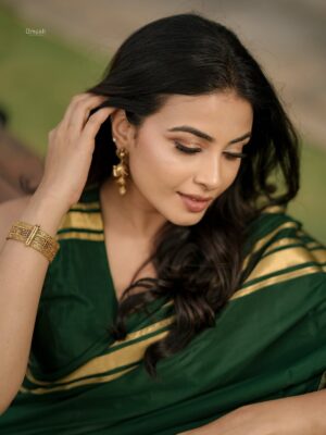 Kavya Shetty Instagram - 💚✨

Click @umesh__photography___ 
MakeUp & Hair @kanaka_gowda 
Jewellery @arnav_jewellery 
Location @jwmarriottblrgolfshire