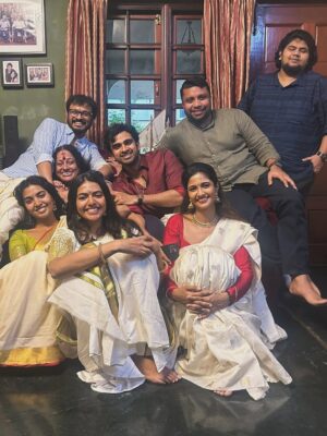 Keerthi Pandian Instagram - Onam 2025 ♥️ 

Onam Ashamsakal 🌸

Flowers arrangement full credit to @shivani_rajashekar1 🙌🏽 

@ashokselvan @tarunkoliyot @anisasi @shivathmikar @vignesh.kishin 

#onam