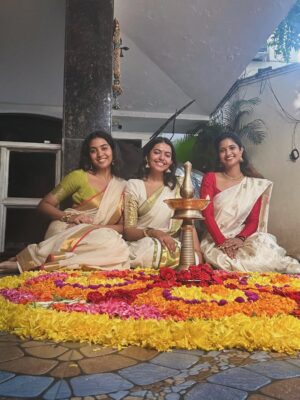Keerthi Pandian Instagram - Onam 2025 ♥️ 

Onam Ashamsakal 🌸

Flowers arrangement full credit to @shivani_rajashekar1 🙌🏽 

@ashokselvan @tarunkoliyot @anisasi @shivathmikar @vignesh.kishin 

#onam
