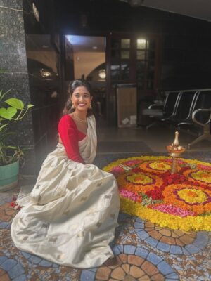 Keerthi Pandian Instagram - Onam 2025 ♥️ 

Onam Ashamsakal 🌸

Flowers arrangement full credit to @shivani_rajashekar1 🙌🏽 

@ashokselvan @tarunkoliyot @anisasi @shivathmikar @vignesh.kishin 

#onam
