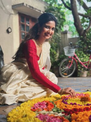 Keerthi Pandian Instagram - Onam 2025 ♥️ 

Onam Ashamsakal 🌸

Flowers arrangement full credit to @shivani_rajashekar1 🙌🏽 

@ashokselvan @tarunkoliyot @anisasi @shivathmikar @vignesh.kishin 

#onam