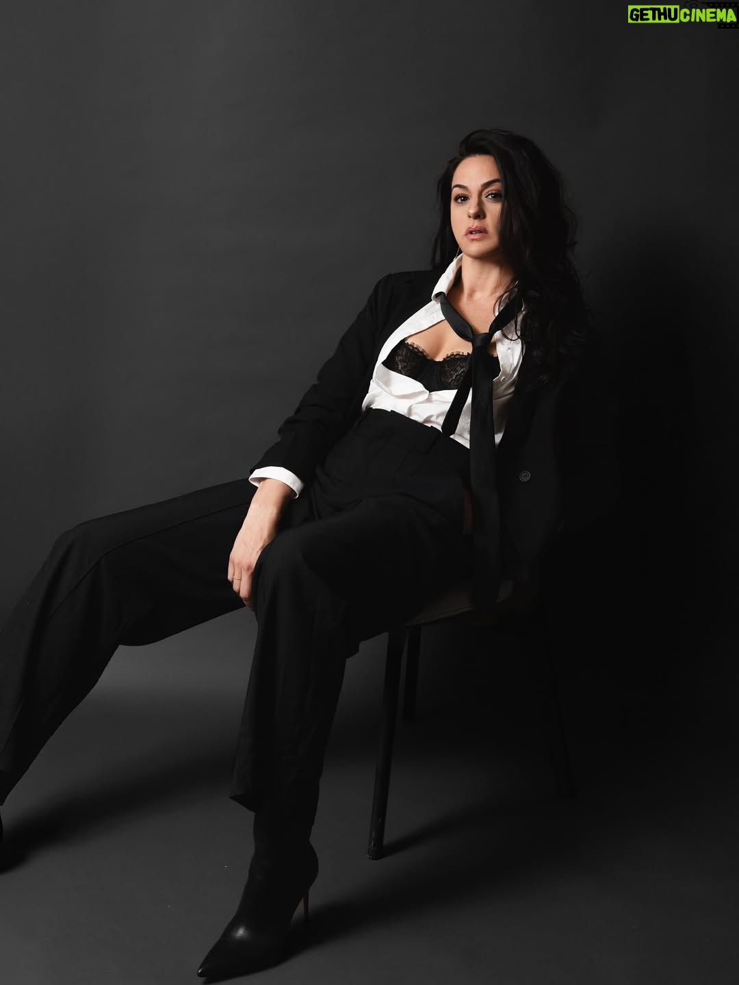 Kelen Coleman - 2.5K Likes - as J. Biebs said, “I’m standing on business”. 😉 (swipe for more of said bidness😝)

📸 the very talented & wonderful @aliyarosephotography