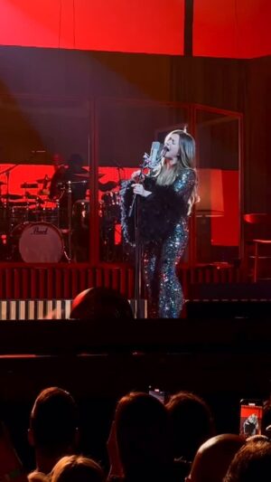 Kelly Clarkson Instagram - I love to perform this song so much!! Also, @ismacello, that was so incredibly beautiful! #Kellyoke #StudioSessions #KellyInVegas