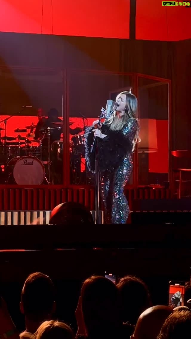 Kelly Clarkson - 143.2K Likes - I love to perform this song so much!! Also, @ismacello, that was so incredibly beautiful! #Kellyoke #StudioSessions #KellyInVegas