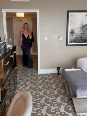 Kelly Noonan Instagram - About last night….
I’m more excited about the weekend of playing and watching tennis at the @lavercup than getting glammed up, but when you find a dress like this one that is timeless and comfortable, the smile just glows brighter ✨
Dress: @celine
Jacket: @ysl
Shoes: @gianvitorossi
Purse: @chanelofficial
Hair M/U: @adriana_tesler
Blonde: @soumuynam
Styled by: @mrsjzzz
