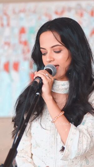 Ketaki Mategaonkar Instagram - Another one from AAJ KAL PAAON, did you check the full video on YouTube?❤️🙊
#KetakeeLive Music&Magic .
#ketakeemateygaonkar #ketakimategaonkar #latamangeshkarsongs #bollywoodsongs