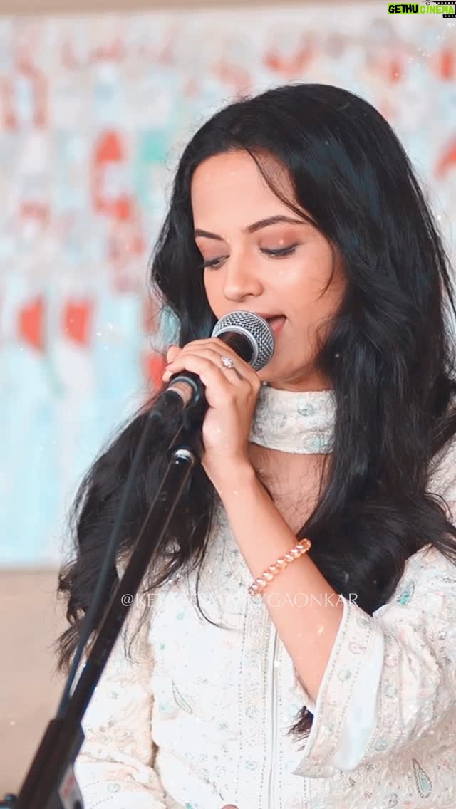 Ketaki Mategaonkar - 72.7K Likes - Another one from AAJ KAL PAAON, did you check the full video on YouTube?❤️🙊
#KetakeeLive Music&Magic . 

#ketakeemateygaonkar #ketakimategaonkar #latamangeshkarsongs #bollywoodsongs