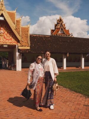 Khemanit Jamikorn Instagram - มาบ้านพี่เมืองน้อง สักการะพระธาตุอิงฮังค่ะ🙏🏻🌞
.
.
.
#panpantripboon #panpanfamily 💛🧡❤️🩷