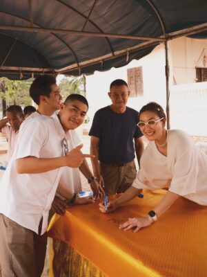 Khemanit Jamikorn Instagram - มาบ้านพี่เมืองน้อง สักการะพระธาตุอิงฮังค่ะ🙏🏻🌞
.
.
.
#panpantripboon #panpanfamily 💛🧡❤️🩷