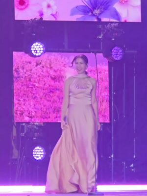 Khemupsorn Sirisukha Instagram - ปีหน้าอาจจะไม่หยุดแค่ประกาศรางวัล แต่อาจจะประกาศตัวเป็นพระเมะเลยก็ได้นะคะ! 😆🤣🥰💗😜

จากแขกรับเชิญในซีรี่ย์แซกฟิก สู่ผู้ประกาศรางวัล Prince of Boy’s Love งาน Y Entertain 2025 🥰🏆🎉 🌟✨
#เส้นทางการแสดงที่ไม่คาดคิดของเชอรี่ 🤣💖😌 

@tiffanyandco 
@asavagroup 
@lovemelondon 
@seikostyle 
@kongpiya 
#yentertain2025