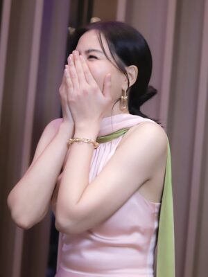 Khemupsorn Sirisukha Instagram - ปีหน้าอาจจะไม่หยุดแค่ประกาศรางวัล แต่อาจจะประกาศตัวเป็นพระเมะเลยก็ได้นะคะ! 😆🤣🥰💗😜

จากแขกรับเชิญในซีรี่ย์แซกฟิก สู่ผู้ประกาศรางวัล Prince of Boy’s Love งาน Y Entertain 2025 🥰🏆🎉 🌟✨
#เส้นทางการแสดงที่ไม่คาดคิดของเชอรี่ 🤣💖😌 

@tiffanyandco 
@asavagroup 
@lovemelondon 
@seikostyle 
@kongpiya 
#yentertain2025