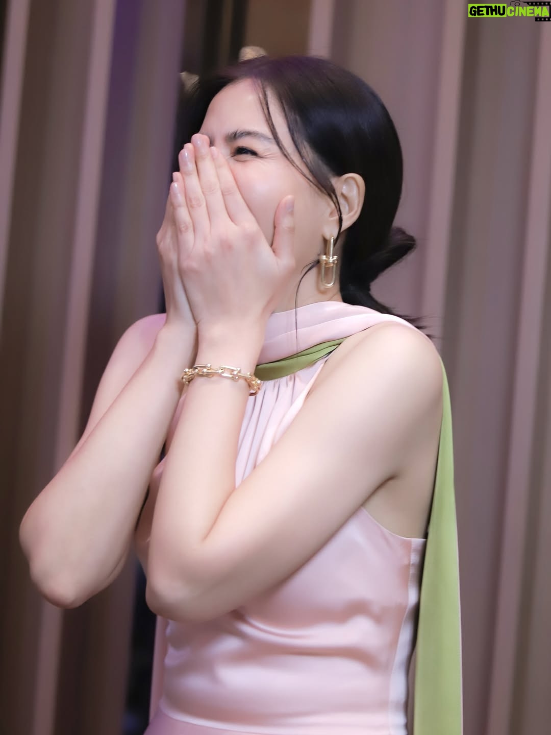 Khemupsorn Sirisukha - 26K Likes - ปีหน้าอาจจะไม่หยุดแค่ประกาศรางวัล แต่อาจจะประกาศตัวเป็นพระเมะเลยก็ได้นะคะ! 😆🤣🥰💗😜

จากแขกรับเชิญในซีรี่ย์แซกฟิก สู่ผู้ประกาศรางวัล Prince of Boy’s Love งาน Y Entertain 2025 🥰🏆🎉 🌟✨
#เส้นทางการแสดงที่ไม่คาดคิดของเชอรี่ 🤣💖😌 

@tiffanyandco 
@asavagroup 
@lovemelondon 
@seikostyle 
@kongpiya 
#yentertain2025