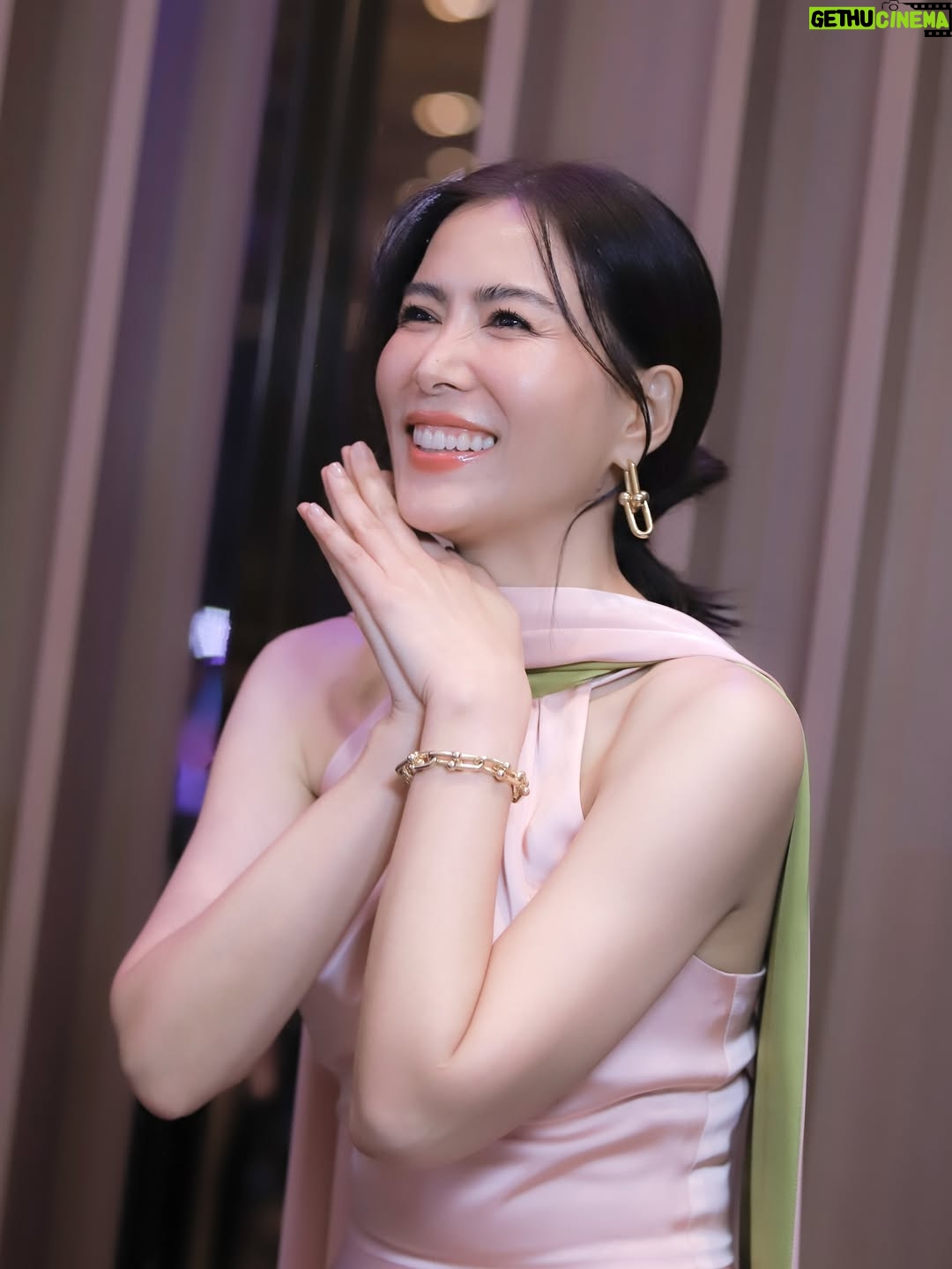 Khemupsorn Sirisukha - 26K Likes - ปีหน้าอาจจะไม่หยุดแค่ประกาศรางวัล แต่อาจจะประกาศตัวเป็นพระเมะเลยก็ได้นะคะ! 😆🤣🥰💗😜

จากแขกรับเชิญในซีรี่ย์แซกฟิก สู่ผู้ประกาศรางวัล Prince of Boy’s Love งาน Y Entertain 2025 🥰🏆🎉 🌟✨
#เส้นทางการแสดงที่ไม่คาดคิดของเชอรี่ 🤣💖😌 

@tiffanyandco 
@asavagroup 
@lovemelondon 
@seikostyle 
@kongpiya 
#yentertain2025