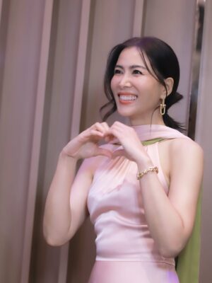 Khemupsorn Sirisukha Instagram - ปีหน้าอาจจะไม่หยุดแค่ประกาศรางวัล แต่อาจจะประกาศตัวเป็นพระเมะเลยก็ได้นะคะ! 😆🤣🥰💗😜

จากแขกรับเชิญในซีรี่ย์แซกฟิก สู่ผู้ประกาศรางวัล Prince of Boy’s Love งาน Y Entertain 2025 🥰🏆🎉 🌟✨
#เส้นทางการแสดงที่ไม่คาดคิดของเชอรี่ 🤣💖😌 

@tiffanyandco 
@asavagroup 
@lovemelondon 
@seikostyle 
@kongpiya 
#yentertain2025