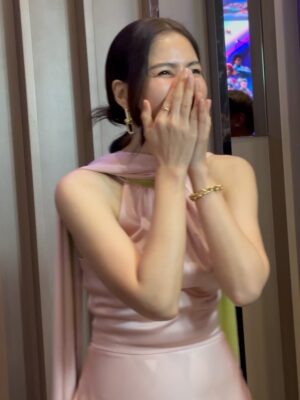 Khemupsorn Sirisukha Instagram - ปีหน้าอาจจะไม่หยุดแค่ประกาศรางวัล แต่อาจจะประกาศตัวเป็นพระเมะเลยก็ได้นะคะ! 😆🤣🥰💗😜

จากแขกรับเชิญในซีรี่ย์แซกฟิก สู่ผู้ประกาศรางวัล Prince of Boy’s Love งาน Y Entertain 2025 🥰🏆🎉 🌟✨
#เส้นทางการแสดงที่ไม่คาดคิดของเชอรี่ 🤣💖😌 

@tiffanyandco 
@asavagroup 
@lovemelondon 
@seikostyle 
@kongpiya 
#yentertain2025