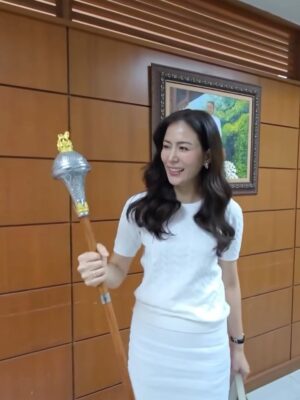 Khemupsorn Sirisukha Instagram - ดีใจที่สุดที่มีโอกาสได้เป็นลูกศิษย์ของอาจารย์สุพจน์ เจนณะสมบัติค่ะ 🥹♥️🙏🌱🌟✨

กลับไปโรงเรียนบดินทรเดชา (สิงห์ สิงหเสนี) อีกครั้ง เพื่อร่วมงานมุทิตาจิตของอาจารย์ที่เคารพรักที่สุด อาจารย์สุพจน์ เจนณะสมบัติ 🥹♥️🙏✨

อาจารย์ผู้สร้างวงโยธวาทิตของโรงเรียนให้ก้าวไกลสู่ระดับประเทศและระดับโลกจากการคว้ารางวัลมากมาย และยังเป็นหนึ่งในผู้ที่ปลูกฝัง “ความอดทน วินัย และความเสียสละ” ให้กับเด็กผู้หญิงคนหนึ่ง…ที่ชื่อเชอรี่ 🥹🙏🌱✨♥️

เชอรี่เป็นนักเรียนวงโยฯ รุ่นแรกของอาจารย์ เข้าร่วมตั้งแต่วันแรกที่อาจารย์เริ่มงานที่บดินทรจากการเล่นคลาริเน็ตจนถึง ม.5และ ม.6 ก็ควบตำแหน่งคทากรของวงด้วย

การได้ขึ้นกล่าวขอบคุณอาจารย์บนเวทีครั้งนี้…ไม่ง่ายเลยที่จะให้น้ำตาไม่ไหล เพราะทุกความทรงจำที่งดงามและความประทับใจในช่วงเกือบ 35 ปีที่ผ่านมา ย้อนกลับมาราวกับว่าเพิ่งเกิดขึ้นเมื่อวาน 🥹✨

ขอบพระคุณอาจารย์ที่เป็น “แบบอย่างของครูและคนคุณภาพ” ที่อุทิศตนทำงานอย่างเต็มกำลังตลอดชีวิตการรับราชการครู และเป็นแรงบันดาลใจให้ศิษย์ทุกคนตั้งใจทำในสิ่งที่รักอย่างสุดหัวใจ อาจารย์คือแรงบันดาลใจสำคัญในชีวิตของเชอรี่เสมอค่ะ 🥹🙏♥️🌟✨

อยากให้โลกนี้มีอาจารย์ที่มอบหัวใจให้กับการเป็น “ครู” และอุทิศตนเพื่อสร้างคนแบบอาจารย์สุพจน์เยอะ ๆ เพราะ “ครูที่ดี” คือของขวัญอันล้ำค่าสำหรับชีวิตลูกศิษย์ทุกคน ขอบพระคุณอาจารย์สุพจน์ 

รักอาจารย์มากมายค่า 🥹🙏♥️✨