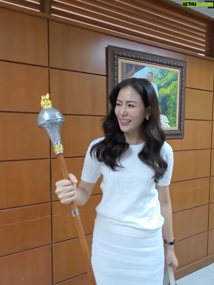 Khemupsorn Sirisukha - 25.8K Likes - ดีใจที่สุดที่มีโอกาสได้เป็นลูกศิษย์ของอาจารย์สุพจน์ เจนณะสมบัติค่ะ 🥹♥️🙏🌱🌟✨

กลับไปโรงเรียนบดินทรเดชา (สิงห์ สิงหเสนี) อีกครั้ง เพื่อร่วมงานมุทิตาจิตของอาจารย์ที่เคารพรักที่สุด อาจารย์สุพจน์ เจนณะสมบัติ 🥹♥️🙏✨

อาจารย์ผู้สร้างวงโยธวาทิตของโรงเรียนให้ก้าวไกลสู่ระดับประเทศและระดับโลกจากการคว้ารางวัลมากมาย และยังเป็นหนึ่งในผู้ที่ปลูกฝัง “ความอดทน วินัย และความเสียสละ” ให้กับเด็กผู้หญิงคนหนึ่ง…ที่ชื่อเชอรี่ 🥹🙏🌱✨♥️

เชอรี่เป็นนักเรียนวงโยฯ รุ่นแรกของอาจารย์ เข้าร่วมตั้งแต่วันแรกที่อาจารย์เริ่มงานที่บดินทรจากการเล่นคลาริเน็ตจนถึง ม.5และ ม.6 ก็ควบตำแหน่งคทากรของวงด้วย

การได้ขึ้นกล่าวขอบคุณอาจารย์บนเวทีครั้งนี้…ไม่ง่ายเลยที่จะให้น้ำตาไม่ไหล เพราะทุกความทรงจำที่งดงามและความประทับใจในช่วงเกือบ 35 ปีที่ผ่านมา ย้อนกลับมาราวกับว่าเพิ่งเกิดขึ้นเมื่อวาน 🥹✨

ขอบพระคุณอาจารย์ที่เป็น “แบบอย่างของครูและคนคุณภาพ” ที่อุทิศตนทำงานอย่างเต็มกำลังตลอดชีวิตการรับราชการครู และเป็นแรงบันดาลใจให้ศิษย์ทุกคนตั้งใจทำในสิ่งที่รักอย่างสุดหัวใจ อาจารย์คือแรงบันดาลใจสำคัญในชีวิตของเชอรี่เสมอค่ะ 🥹🙏♥️🌟✨

อยากให้โลกนี้มีอาจารย์ที่มอบหัวใจให้กับการเป็น “ครู” และอุทิศตนเพื่อสร้างคนแบบอาจารย์สุพจน์เยอะ ๆ เพราะ “ครูที่ดี” คือของขวัญอันล้ำค่าสำหรับชีวิตลูกศิษย์ทุกคน ขอบพระคุณอาจารย์สุพจน์ 

รักอาจารย์มากมายค่า 🥹🙏♥️✨